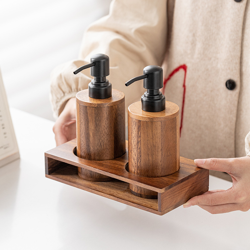 Luxury Skincare Tray - クルミ材のプレス式分割用空ボトル。 無垢材の高級ハンドサニタイザー、シャンプー、スキンケア製品の空缶